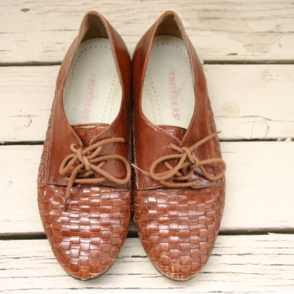 SOLD Vintage brown leather woven oxfords - Picture 1 of 1