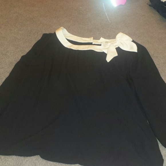 Blouse top with cream outline and bow