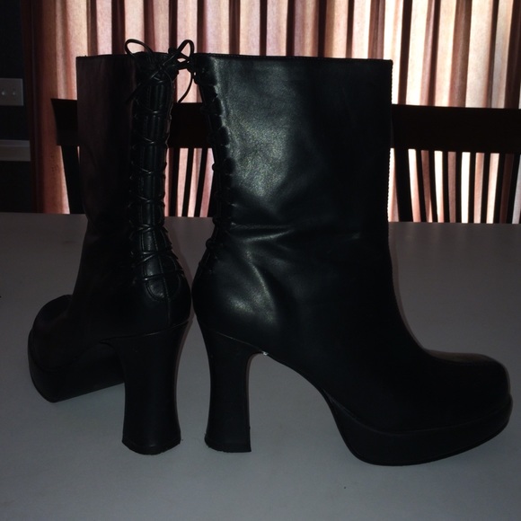 Lace up detail black boots