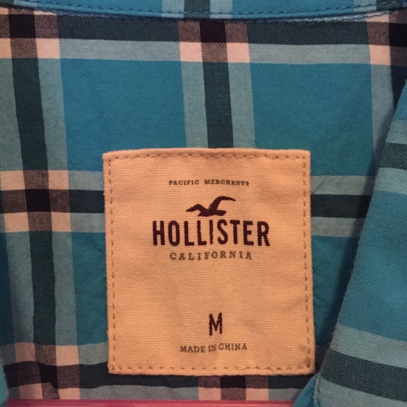 🚫 SOLD 🚫 Hollister Button Up - Picture 3 of 3