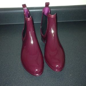 Dizzy burgundy rain boots
