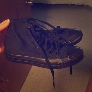 Women's 8/Men's 6: Black high top converse