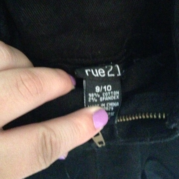 BLACK RUE 21 SHORTS - Picture 2 of 3
