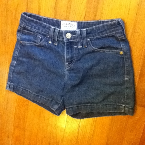 Size 4 barley worn signature Levi shorts