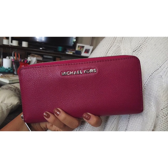 •100% Authentic Michael Kors wallet•