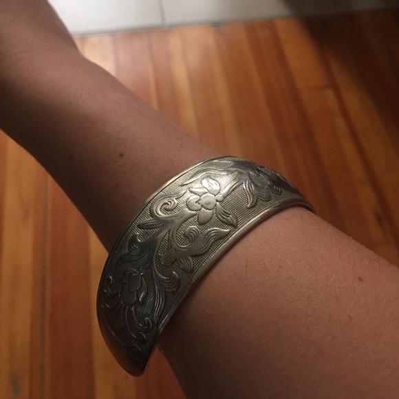 Cuff bracelets - Picture 4 of 4