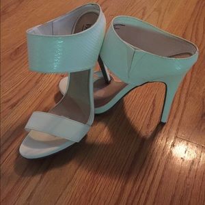 Mossimo White Mules Sz. 10