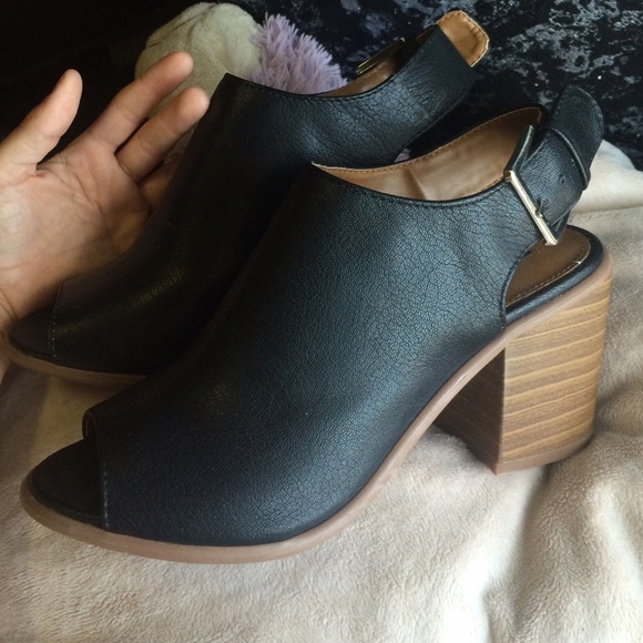 NWOT Forever 21 open toed black and wood heel 7.5!