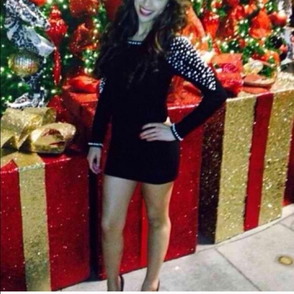 Black knitted dress with pearls. - Picture 2 of 2