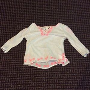 Wight shirt with pink designs