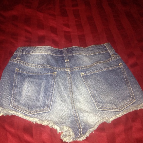 Short shorts - Picture 2 of 2