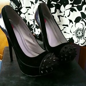 2b Bebe Trina Black Heels with Spikes on Front