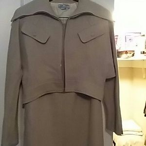 Suit fully lined and long zipper in the back.