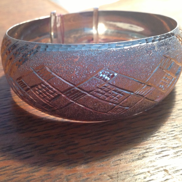 NEW Lola 925 S. Silver Diamond Cut Bangle - Picture 2 of 4