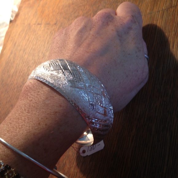 NEW Lola 925 S. Silver Diamond Cut Bangle - Picture 3 of 4