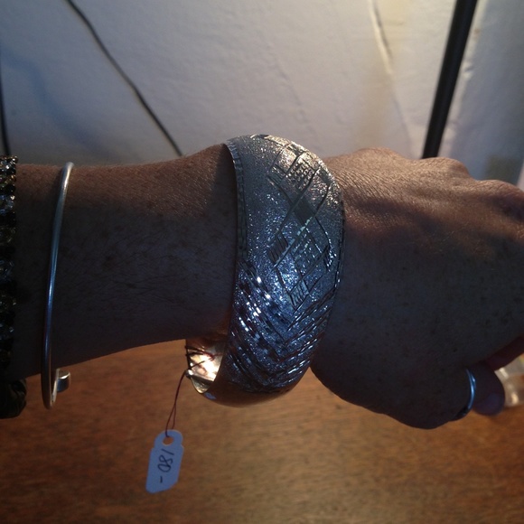 NEW Lola 925 S. Silver Diamond Cut Bangle - Picture 4 of 4