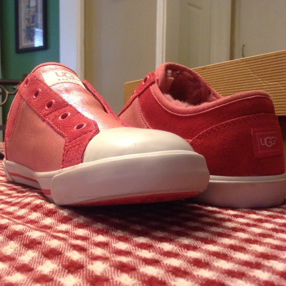 UGG Shoes girls. - Picture 2 of 4