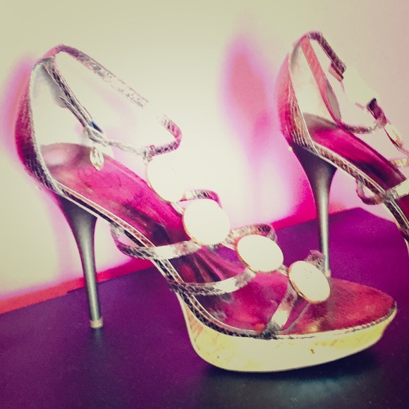 Faran Sandals - Picture 1 of 3