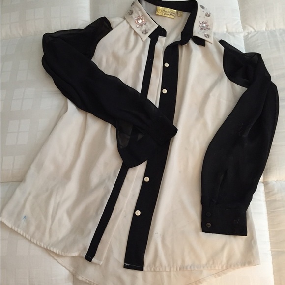 ⛔️SOLD  Black and white bling top - Picture 2 of 4