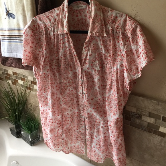 Short sleeve button snap front top.