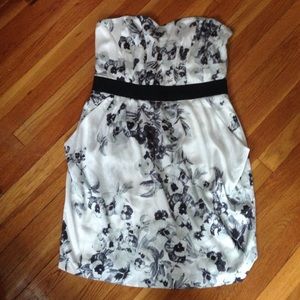 Beautiful strapless dress with pockets