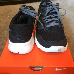 Black nike running shoes