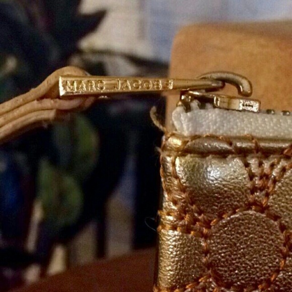 🚨LIMITED EDITION🚨 Marc Jacobs Daisy gold clutch - Picture 2 of 3