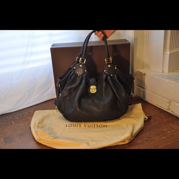 Authentic Louis Vuitton Mahina L in Noir (Black)