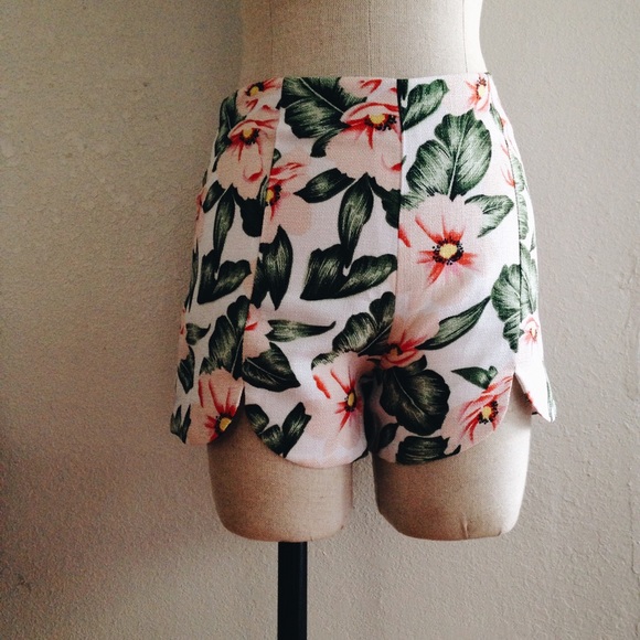 Urban Outfitters Pants - Hawaiian Print High Waisted Shorts