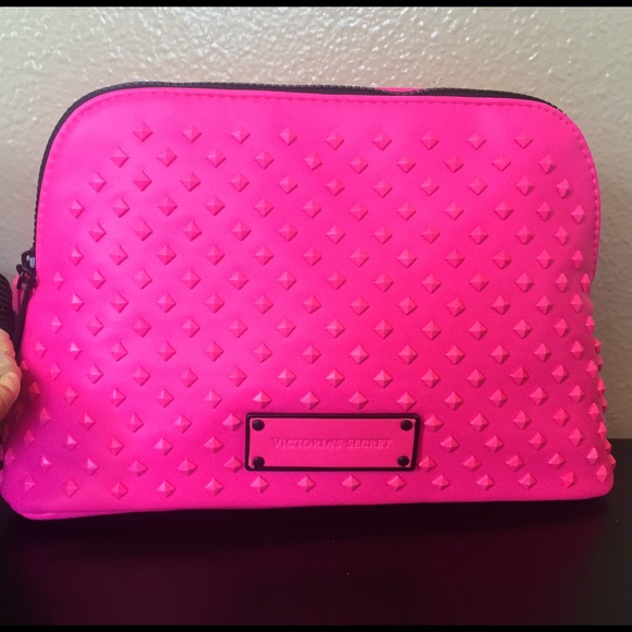 Victoria's Secret Handbags - BNWT Victoria's Secret Makeup bag.