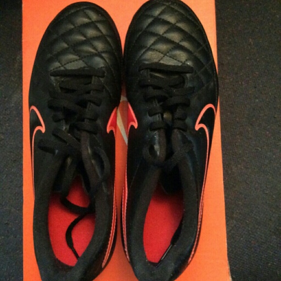 Amazing Black Nike Cleats - Picture 2 of 3