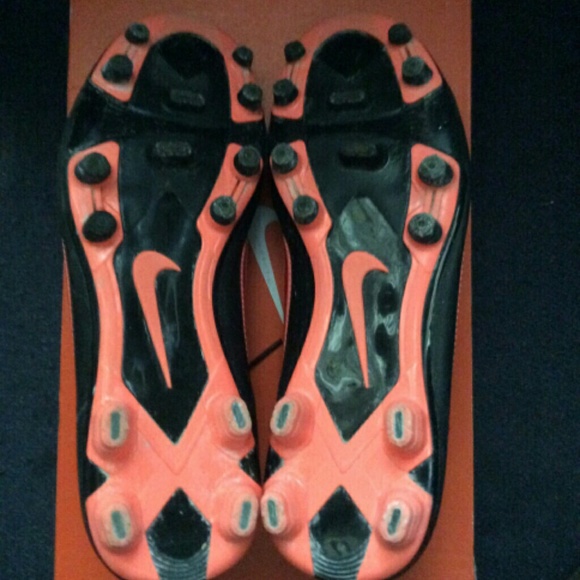 Amazing Black Nike Cleats - Picture 3 of 3