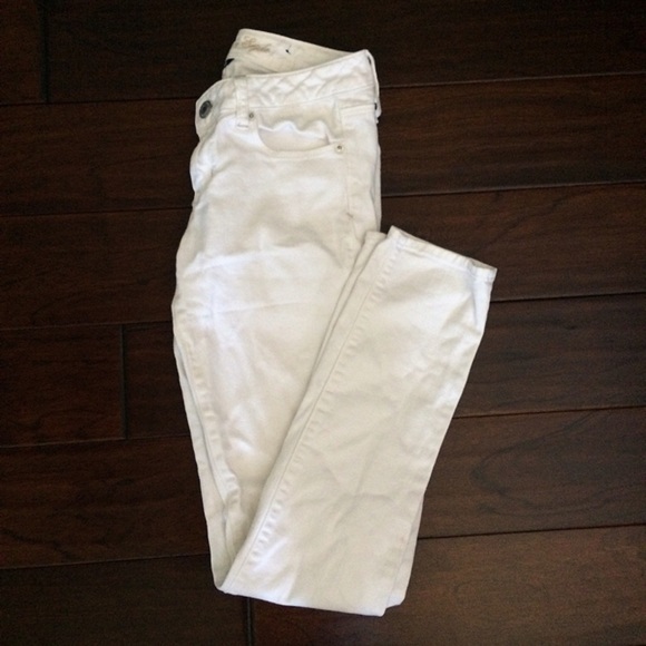 ❌SOLD❌American Eagle White Jeans