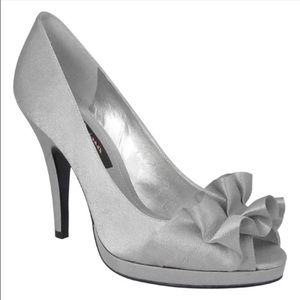 Silver/gray open toed heels