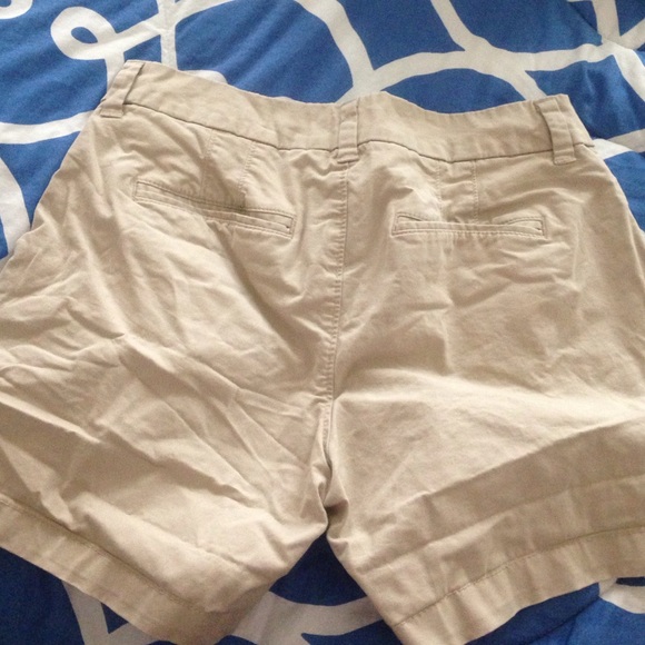 Old navy khaki shorts - Picture 3 of 3