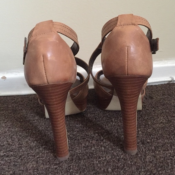 Moda crisscross peep toe tan heel - Picture 2 of 3