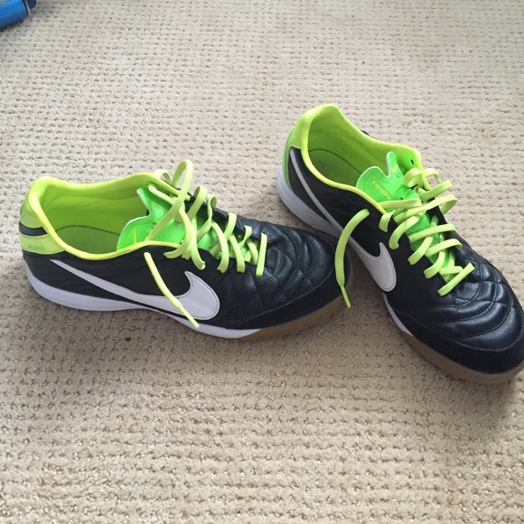 Indoor soccer shoes
