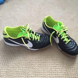 Indoor soccer shoes