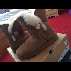 BAILEY BUTTON UGGS