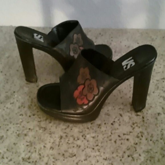 Cute open toed heels with flower design