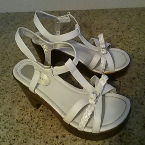 Summer sandles with a bow