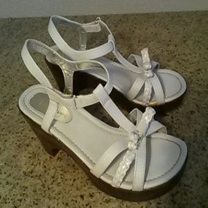 Summer sandles with a bow