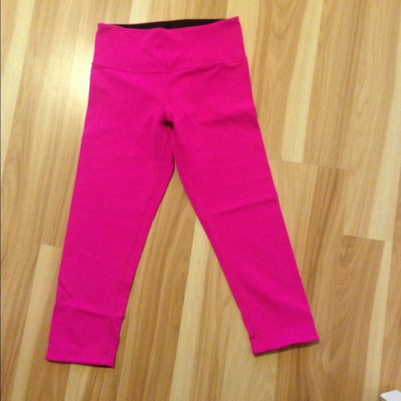 Lululemon wunder under crops reversible to black
