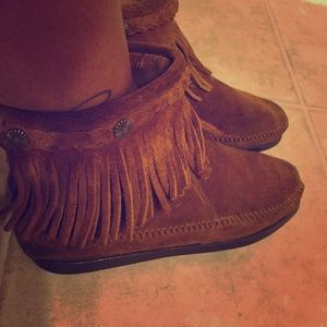 MINNETONKA suede low top moccasins!