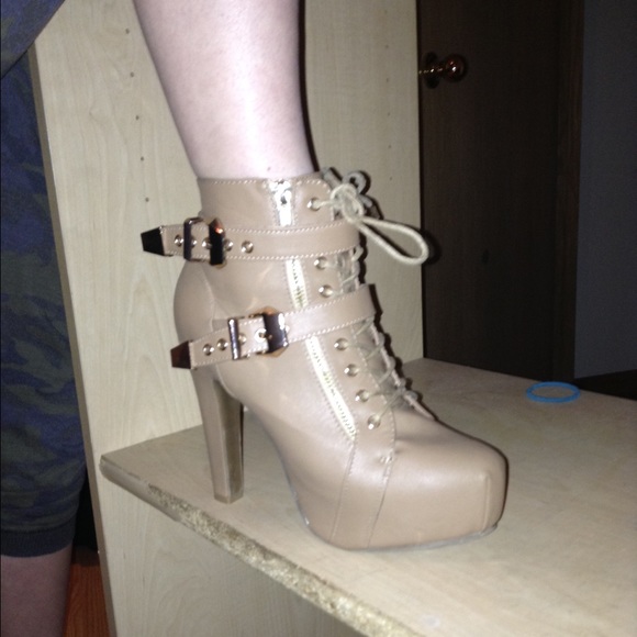 Heels - Picture 4 of 4