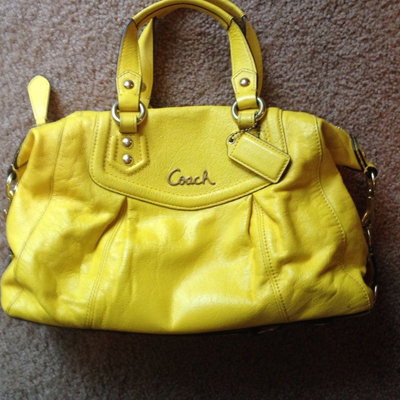 📍👜Yellow Leather Coach Bag 🌼