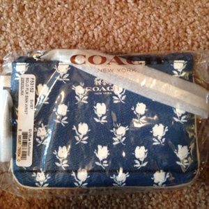 📍 NEVER OPENED Blue Floral Coach Wristlet 💐