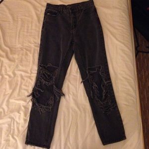 Distressed Boyfriend/High-Waisted Jeans