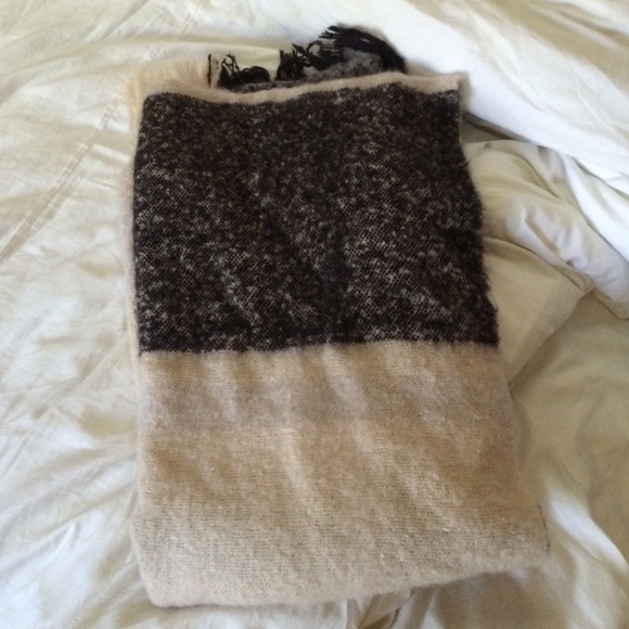 Brandy Melville Scarf