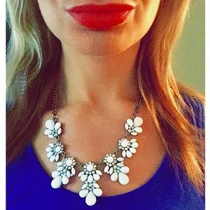 BOHEMIAN FLOWER NECKLACE-WHITE OR YELLOW! 😍